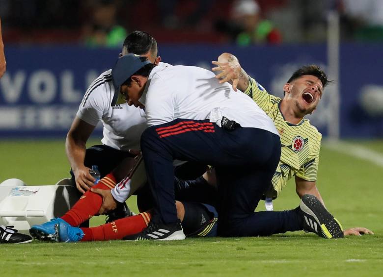 El volante colombiano Nicolás Benedetti es atendido por el cuerpo médico de la Selección tras sufrir un fuerte golpe en la rodilla. FOTO EFE