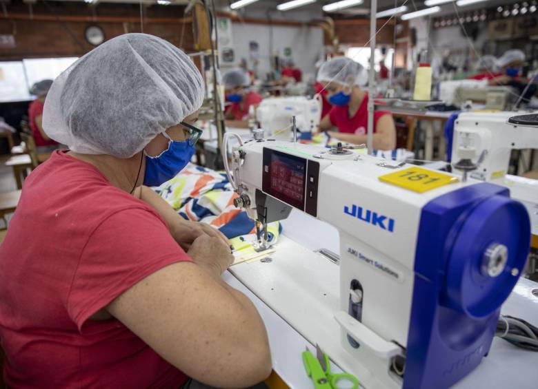 El sistema financiero empieza a ofrecer líneas de crédito dirigidas exclusivamente a mujeres. Foto Edwin Bustamante