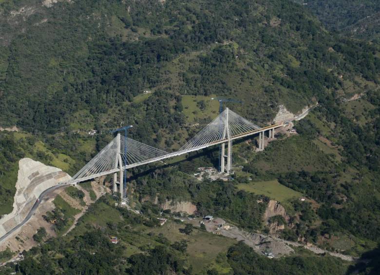 El puente Hisgaura se hizo tristemente célebre en 2018, tras un informe fotográfico del Invías que reveló fallas en su infraestructura y una ondulación en su superficie. FOTO Colprensa
