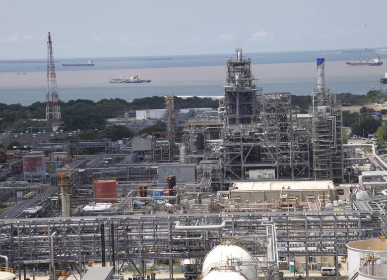 La puesta en marcha de Reficar constituye otra oportunidad para la industria, en especial la petroquímica, para desarrollar productos de alto valor agregado y para otros sectores. FOTO colprensa