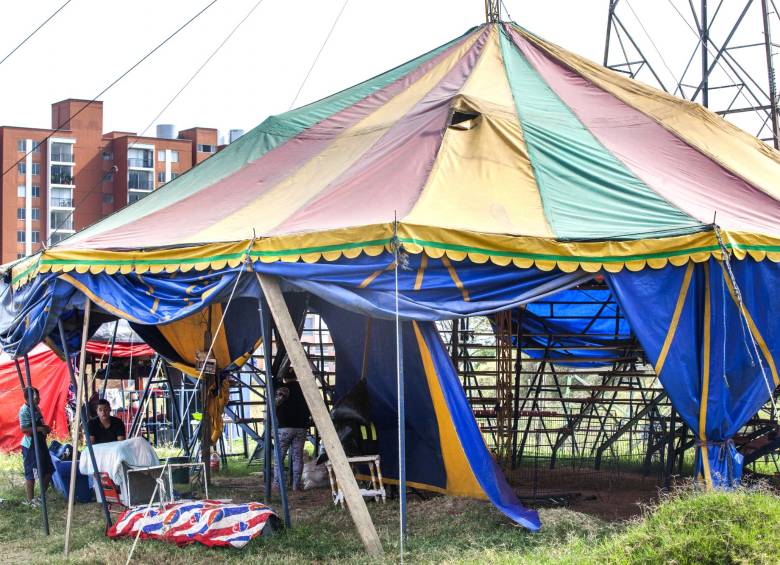 “El circo es como una gran maloca en la que se reúne una comunidad”, dice Carlos Álvarez. Los artistas de un circo son versátiles: cada uno realiza números diferentes. FOTOS manuel Saldarriaga