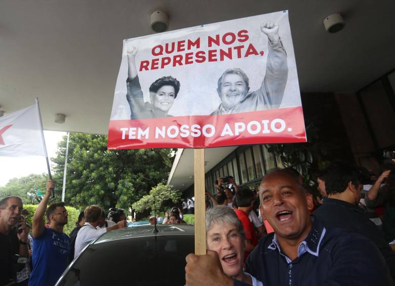 Manifestantes apoyan al expresidente de Brasil Lula da Silva y a la presidenta Dilma Rousself. FOTO Colprensa 