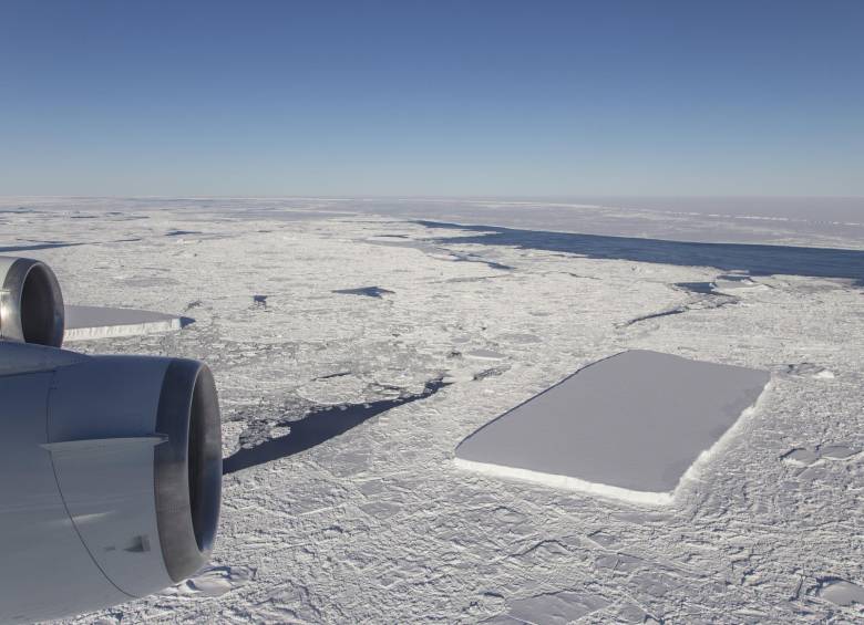 Uno de los icebergs rectangulares aparece abajo. Y al lado del motor se aprecia una porción de otro. Foto Nasa