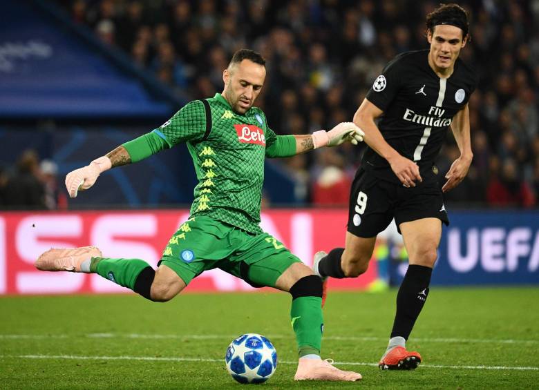 El arquero colombiano David Ospina espera volver a brillar ante el tridente goleador del PSG en Champions League. FOTO AFP