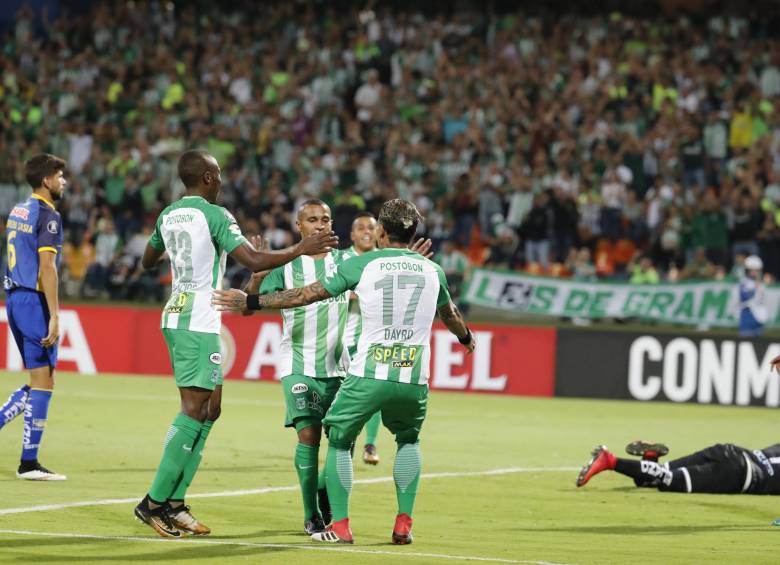 Cuatro veces celebró anoche Atlético Nacional. Y se quedó corto. El verde lidera el Grupo 2 de Libertadores. FOTO Jaime Pérez