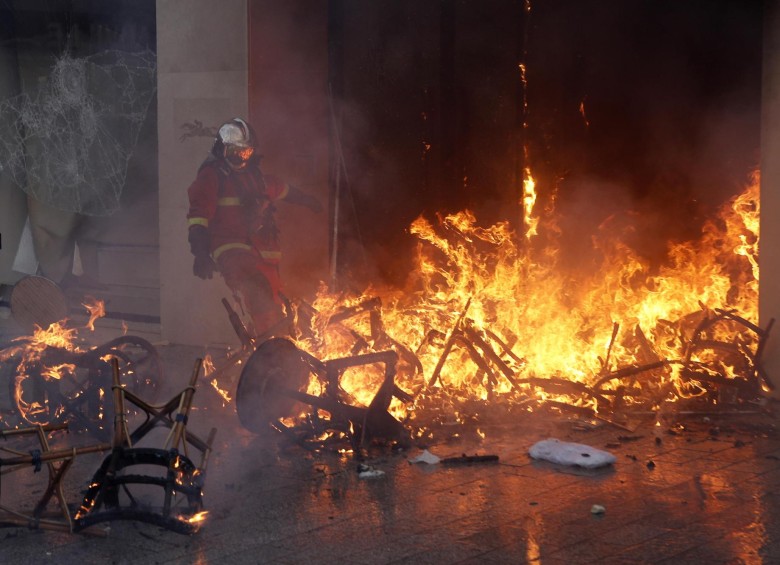 Varias tiendas de lujosas marcas terminaron en llamas. FOTO EFE