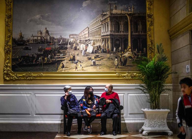 Macao: otra de las ciudades chinas donde se reportó un caso de coronavirus. Los turistas que visitan el Hotel Venetian Casino usan tapabocas constantemente. Foto. AFP