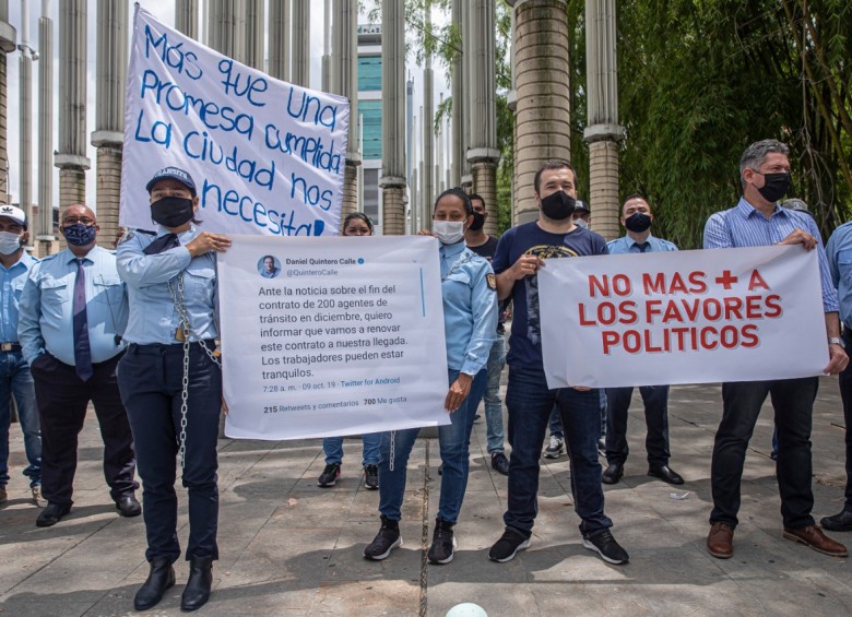 Los manifestantes piden que el alcalde de Medellín, Daniel Quintero, cumpla su promesa de renovarles el contrato como agentes de tránsito de la ciudad. FOTO CARLOS VELÁSQUEZ