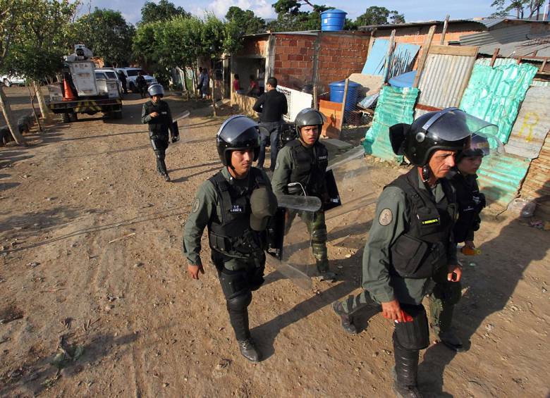 En la operación han sido capturados en total 10 presuntos paramilitares, y que esta madrugada fueron encontradas más de 50 toneladas de alimentos. FOTO AFP