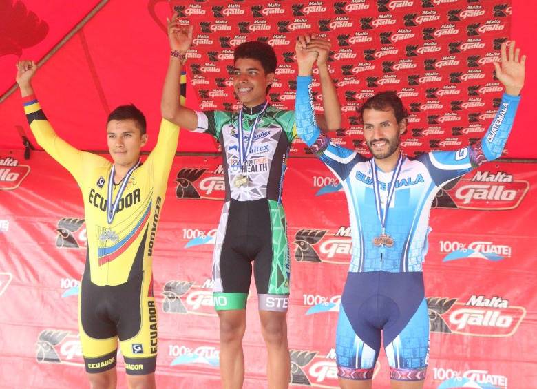 Juan Ramos (centro), figura en Guatemala. La Vuelta del Porvenir en ese país en agosto, siguiente desafío del JCM. FOTO CORTESÍA
