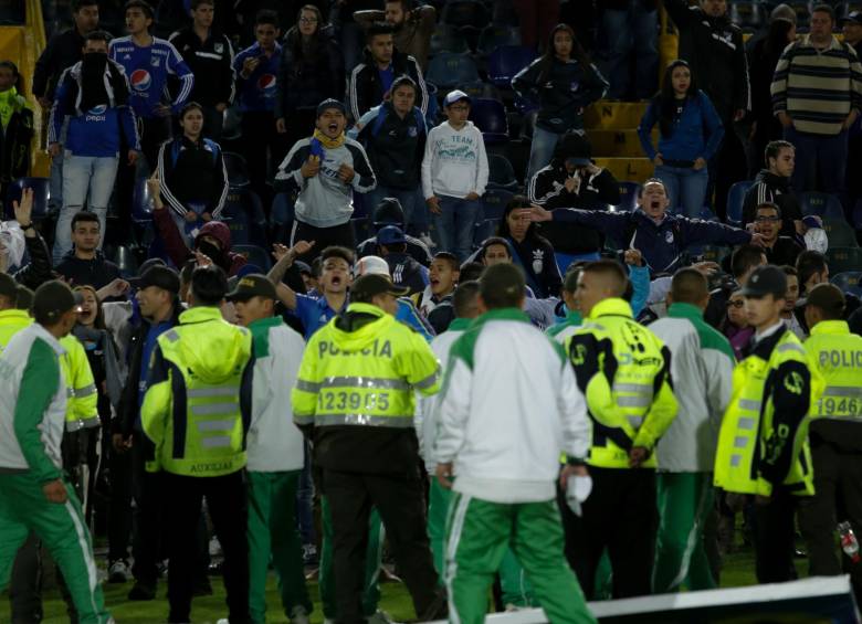 Por la invasión del terreno de juego el partido tuvo que ser suspendido. FOTO COLPRENSA