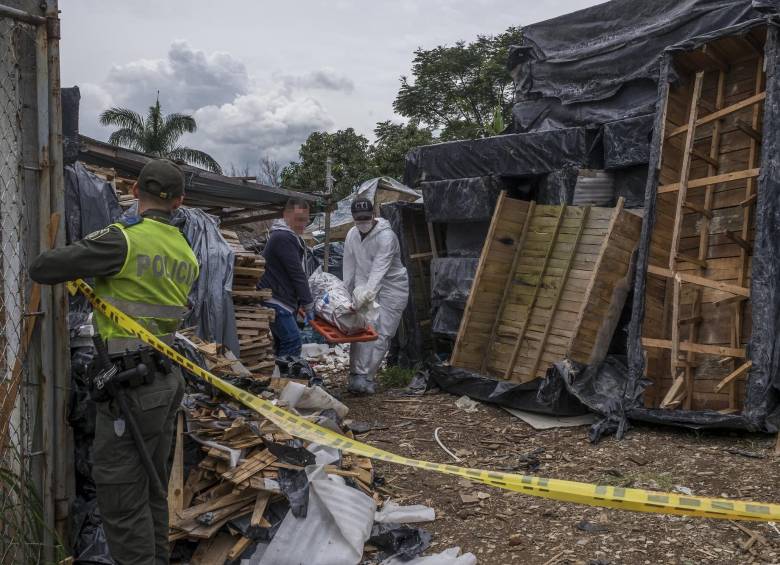Así fue el levantamiento del cuerpo de la mujer en el sector Niquitao del Centro de Medellín. FOTO: Santiago Mesa