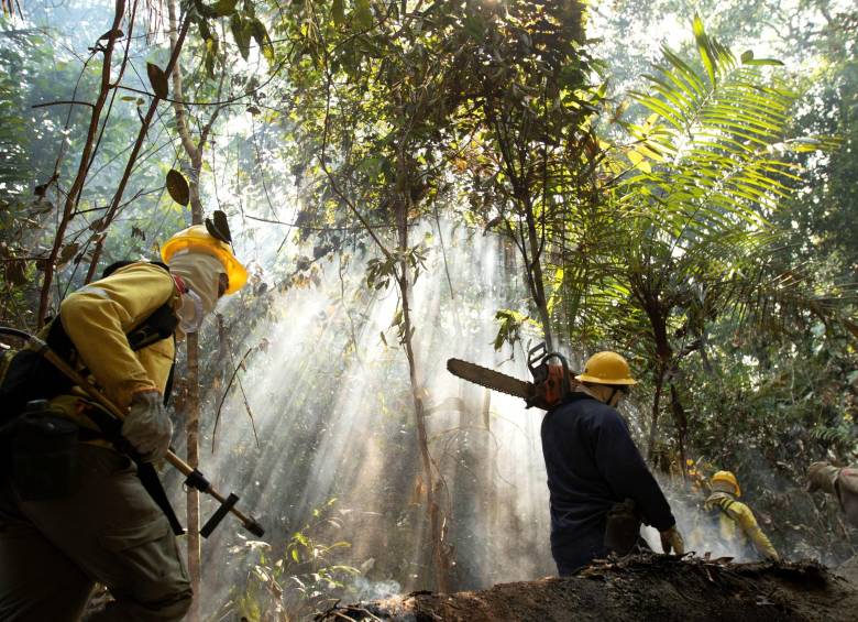 Bomberos combaten las llamas cerca de Porto Velho, en Brasil. FOTO EFE