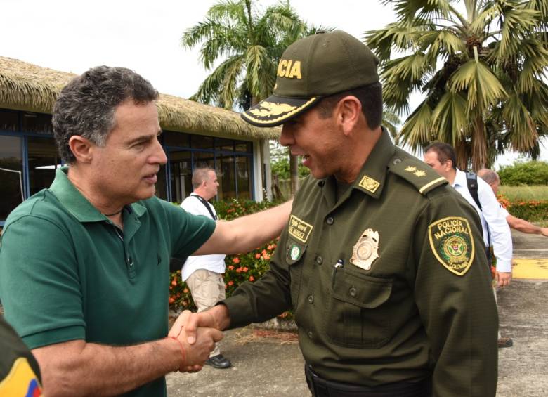 Gobernador Aníbal Gaviria en compañía del general Luis Enrique Méndez Reina, nuevo comendante de la Región 6 de Policía. FOTO CORTESÍA REGIÓN 6 DE POLICÍA