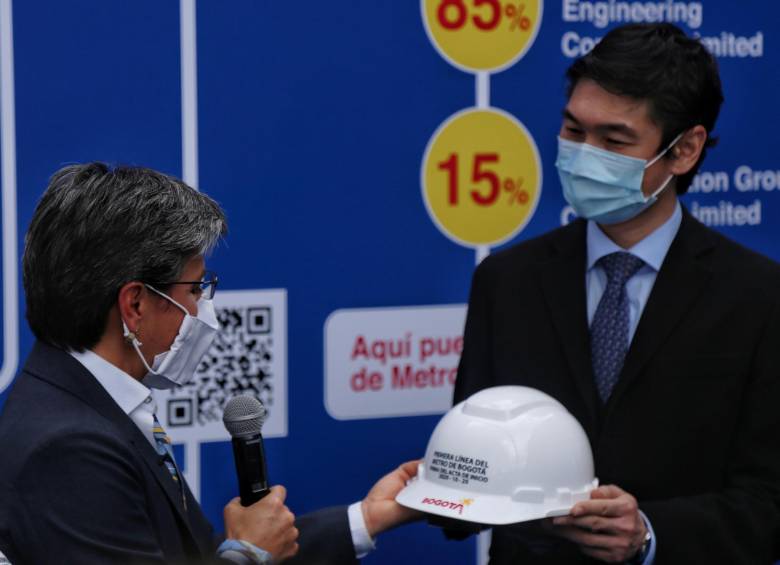 La alcaldesa de Bogotá, Claudia Lopez, celebró la firma del acta de inicio. En la fotografía, la mandataria está en compañía del Embajador de China en Colombia, Lan Hu. FOTO Colprensa