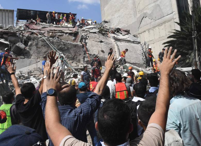 Por lo menos 27 edificios colapsaron en Ciudad de México tras el sismo de magnitud 7. FOTO AFP