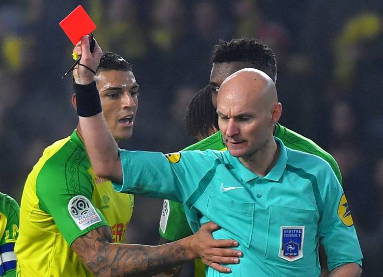 El árbitro Tony Chapron expulsó del partido al jugador que él mismo agredió con una patada. FOTO AFP
