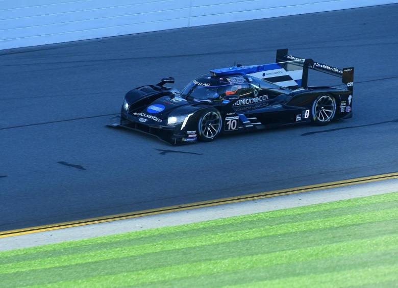 El vehículo #10 del equipo Konica Minolta Cadillac del piloto español Fernando Alonso, uno de los favoritos, partirá sexto. FOTO EFE