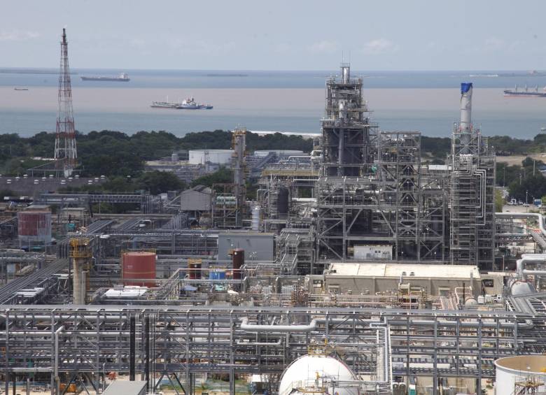La Fiscalía General de la Nación argumenta que el contrato de modernización de la refinería de Cartagena, Bolívar, fue adjudicado “a dedo”, sin cumplir con los requisitos de ley. FOTO Colprensa 