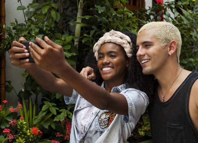 Angely Gaviria interpreta a Carmen, mientras que Dylan Fuentes hace el papel de Jhony Ki. FOTO Cortesía Netflix