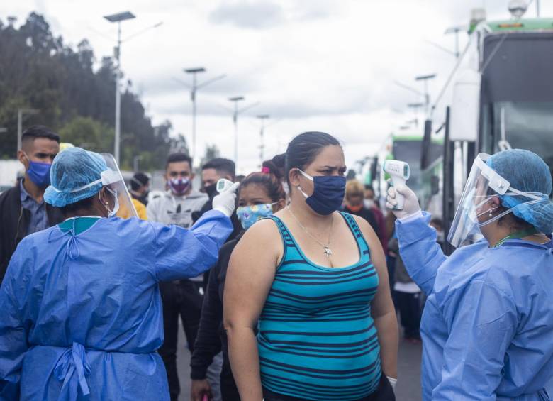 Durante los retornos que se han realizado las autoridades monitorean el estado de salud de los venezolanos antes de que estos crucen la frontera. Deben tener permisos del Gobierno. FOTO Getty