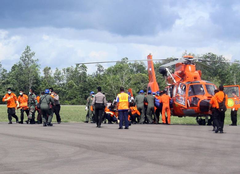 Labores de rescate de las 162 personas que viajaban en el vuelo QZ8501 de AirAsia. FOTO AFP.