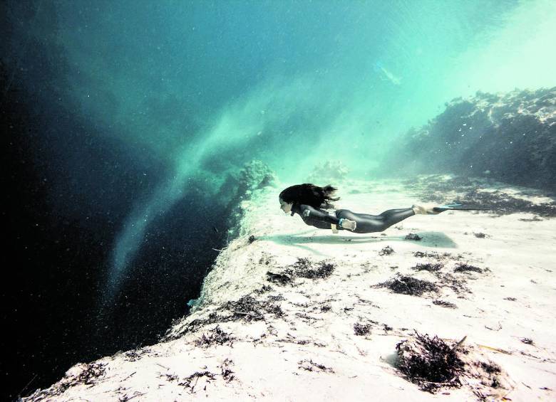 Puede durar 5.08 minutos sin respirar. Recientemente, en Big Blue, México, logró cuatro récords continentales. FOTOs Daan Verhoven