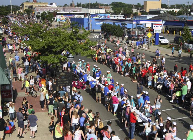 Guinness World Records dijo que un sundae de casi un kilómetro que fue devorado en Michigan en junio fue el más largo en la historia. FOTO AP