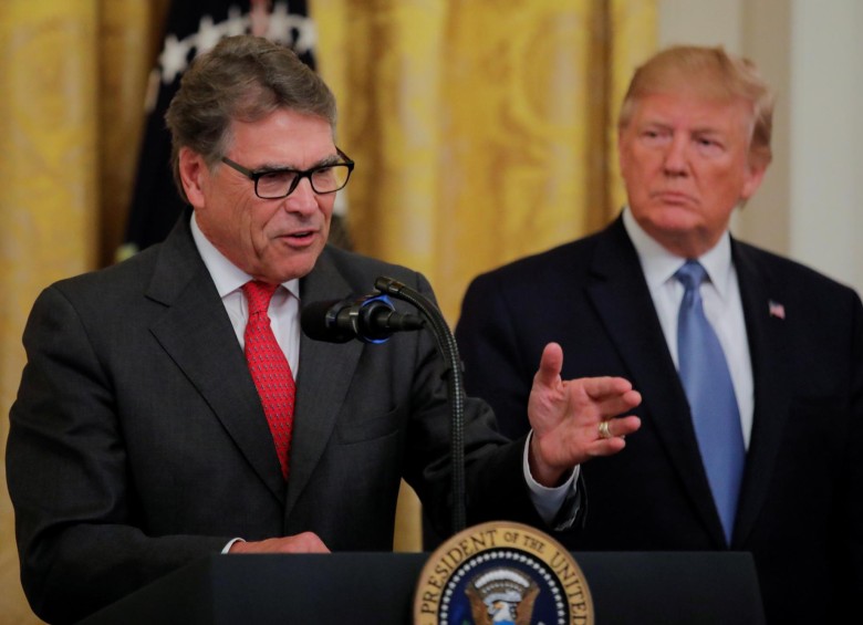 Secretario de Energía de Estados Unidos, Rick Perry, junto al presidente de ese país, Donald Trump. FOTO REUTERS
