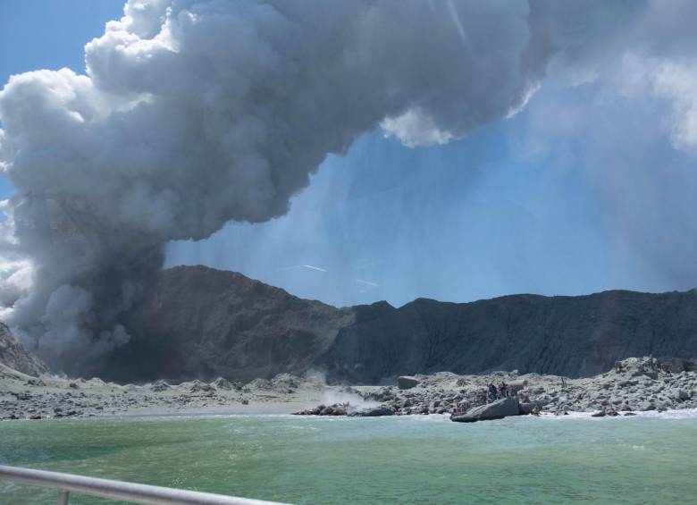 Cinco personas murieron, 18 resultaron heridas y varias quedaron bloqueadas tras la inesperada erupción de un volcán el lunes en una turística isla de Nueva Zelanda. Foto: EFE.