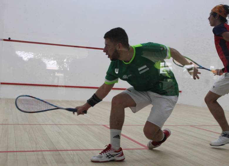 Mateo Tamayo en acción, durante uno de los torneos del calendario nacional de este deporte. FOTO cortesía-fedesquash 