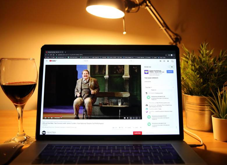 Imagen de “One man, two guvnors” o “Un hombre, dos gobiernos” durante una transmisión del National Theatre at Home, que tiene programación todos los jueves por YouTube. FOTO getty