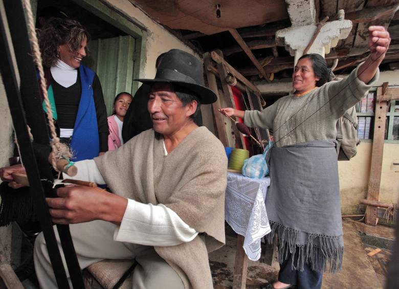 En la imagen la diseñadora Adriana Santa Cruz con algunos artesanos. FOTO Cortesía Luis Ponce / Vístete de Colombia