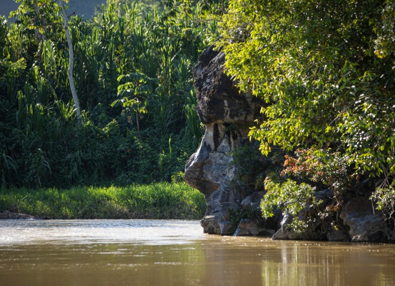 El balneario Cara de santo tiene una roca que asemeja un rostro. En verano el río tiene un tono verdeazul. La foto es de un día lluvioso.