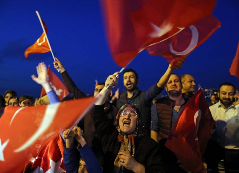 Partidarios del presidente Erdogan celebran la victoria del referendo en Estambul. FOTO EFE