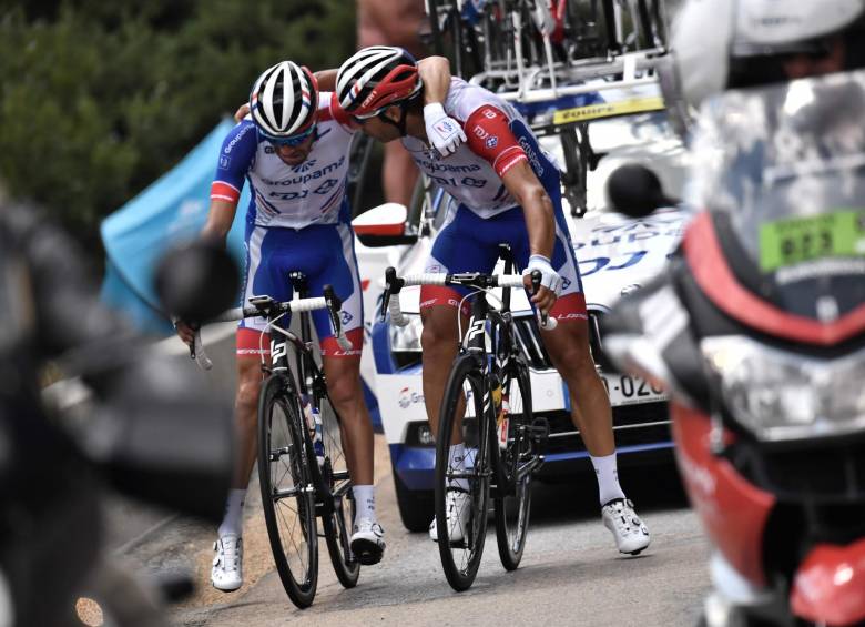 El ciclista francés Thibaut Pinot no aguantó más los dolores musculares y de rodillas que traía y se retiró del Tour. FOTOS AFP