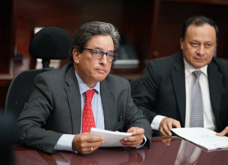 El ministro de Hacienda, Alberto Carrasquilla, radicando en la Secretaría de la Cámara de Representantes el proyecto de ley con el que se busca reemplazar la Ley de Financiamiento el pasado mes de octubre. FOTO COLPRENSA