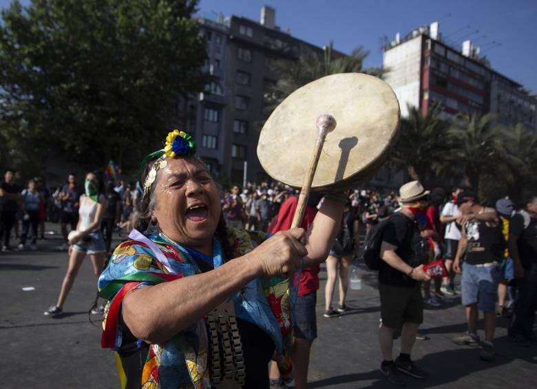Una mujer indígena participa en una protesta en contra del gobierno del presidente chileno, Sebastián Piñera, en Santiago, el 6 de diciembre de 2019. FOTO AFP