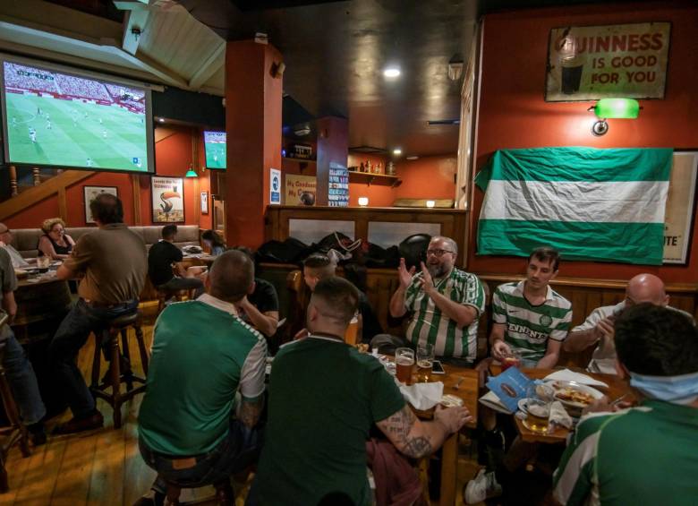 Aficionados béticos ven el derbi Sevilla-Betis en un bar del centro de Sevilla, luego de 3 meses de ayuno.