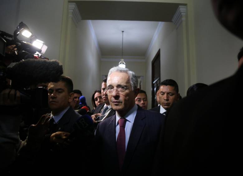 Las comunicaciones del expresidente y senador Álvaro Uribe fueron interceptadas por la Corte por error. FOTO: COLPRENSA