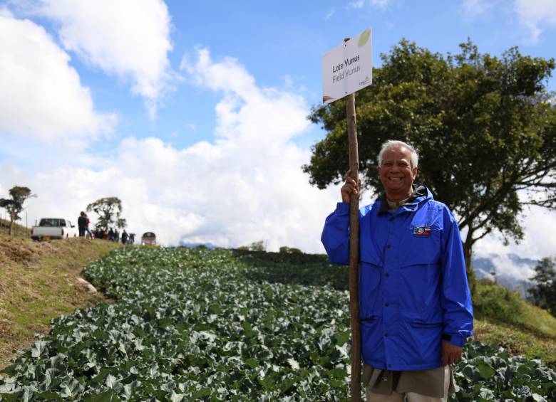 Muhammad Yunus, reconocido como el padre del microcrédito, les apuesta a los agricultores del país. FOTO leonardo garzón