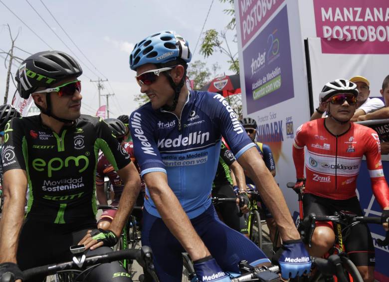 Sevilla -centro-, ganador de tres Clásicos RCN, junto al último campeón, Juan Pablo Suárez -izquierda-. A la derecha, Álex Cano, quien pisa fuerte para ganar la cita este año. FOTO COLPRENSA