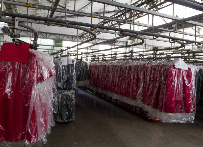 La confección de uniformes representa el 95 % de los ingresos de Everfit. Foto Archivo