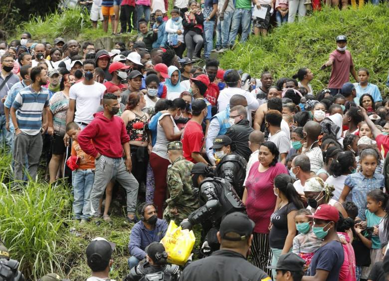Un día después de las protestas, el Esmad y la Fundación Salvar Vidas Ya volvieron con alimentos. FOTO CAMILO SUÁREZ