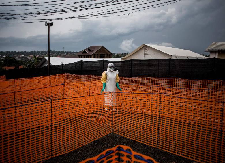 En esta foto de archivo tomada el 07 de noviembre de 2018, un trabajador espera para atender a un paciente con ébola. FOTO AFP