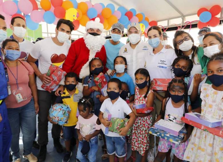 A los niños de Providencia, el gobierno les llevó regalos. FOTO Cortesía Icbf
