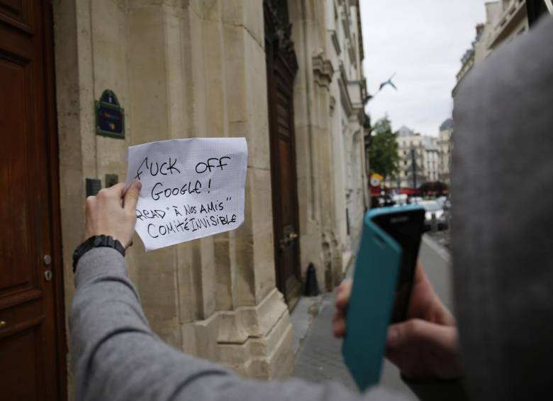 Un ciudadano protesta ante la sede de Google, en París, que ayer fue inspeccionada por autoridades francesas. FOTO AFP