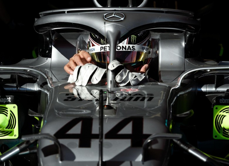 El piloto británico de Mercedes, Lewis Hamilton, se quita los guantes cuando participa en las pruebas para la nueva temporada del Gran Premio de Fórmula Uno en el circuito de Cataluña en Montmeló. Foto: AFP. LLUIS GENE
