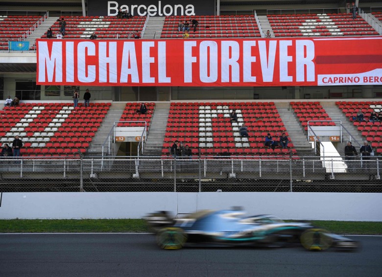 Una pancarta en referencia al ex piloto alemán Michael Schumacher durante las pruebas de la nueva temporada del Gran Premio de Fórmula Uno en el circuito de Cataluña en Montmeló. Foto: AFP