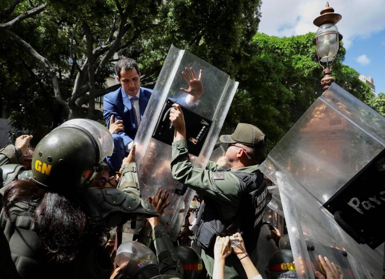 La Fuerza Pública impidió que Juan Guaidó entrara a la Asamblea, mientras adentro elegían a otro diputado. FOTO: Agencia EFE.